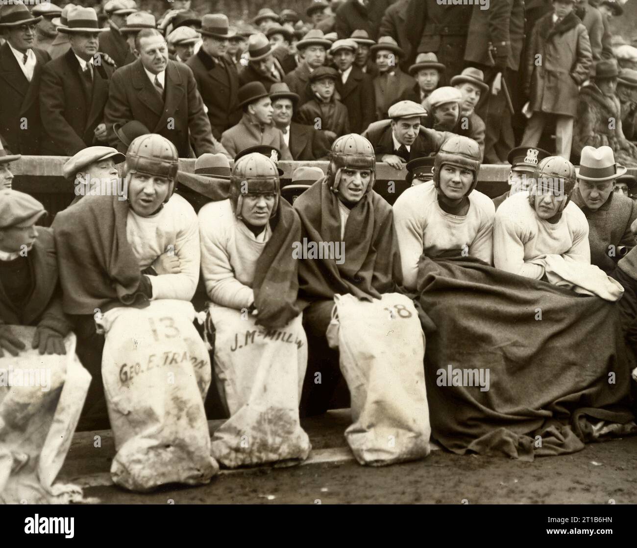 George Trafton (links), Jim McMillen (2. Links), Don Murry (Mitte), Red Grange (rechts), Chicago Bears, National Football League, Underwood & Underwood, 1925 Stockfoto