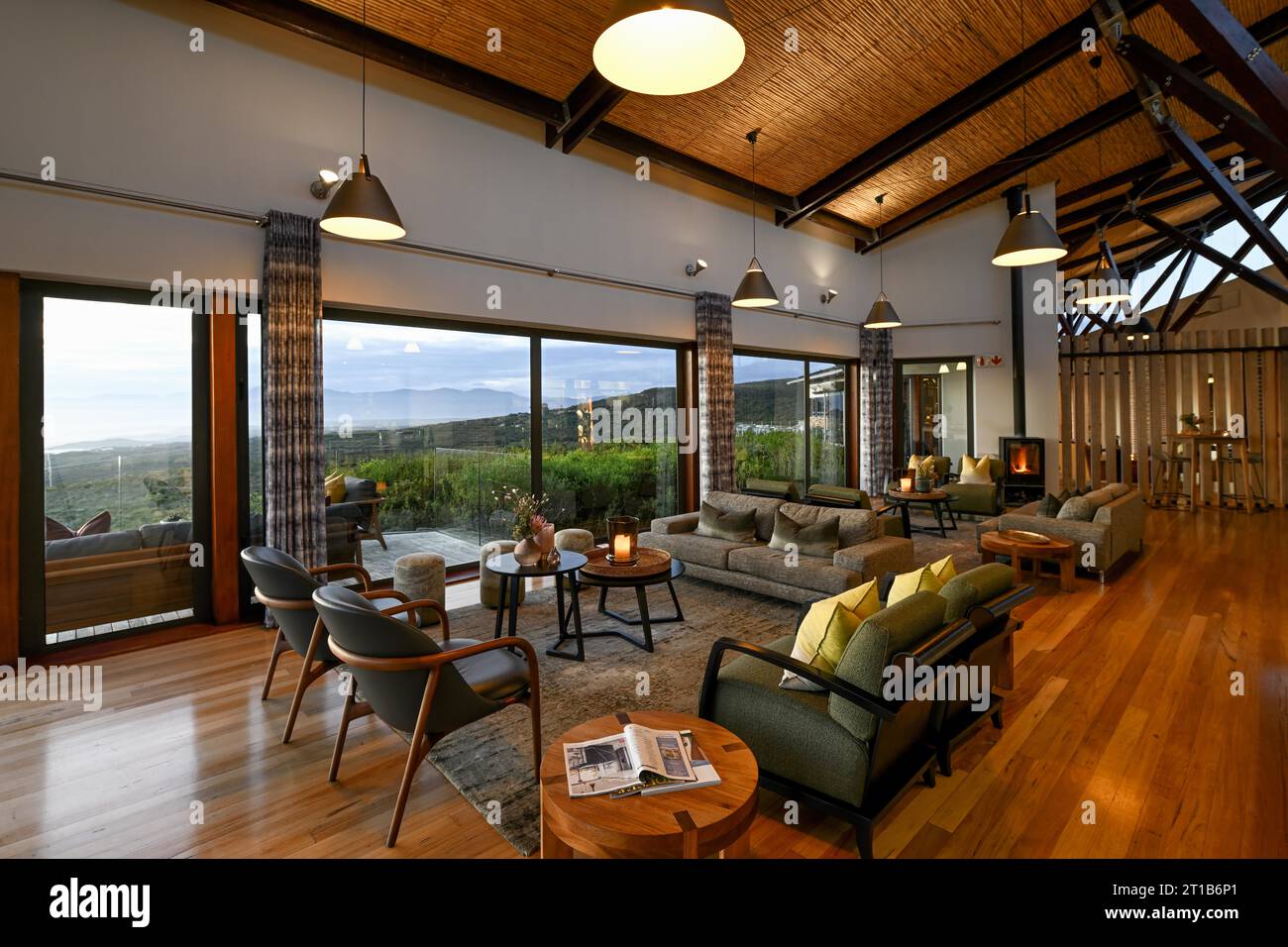Forest Lodge, Inneres, zentraler Bereich, Blue Hour, Grootbos Private Nature Reserve, Gansbaai, Western Cape Province, Südafrika Stockfoto