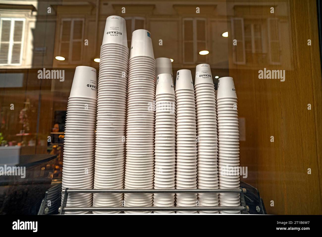 Gestapelte Pappbecher für Kaffee in einem Café, Paris, Frankreich Stockfoto