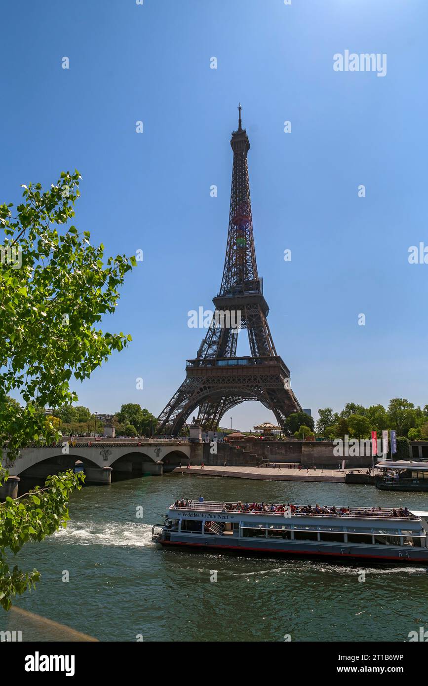 Eiffelturm, vor der seine mit einem Ausflugsboot, Paris, Frankreich Stockfoto