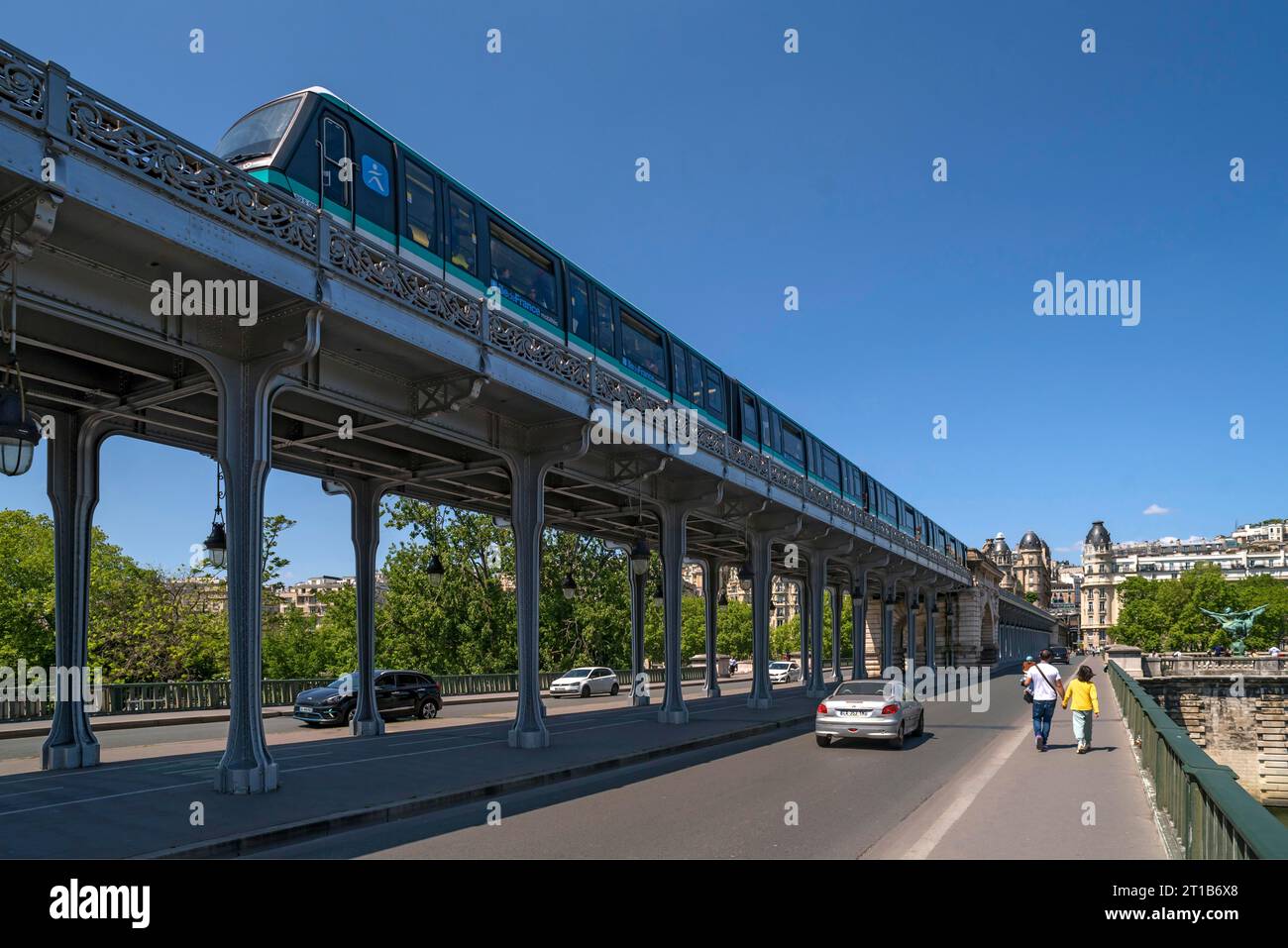 U-Bahn über die Brücke Pont de Bir Hakeim, kostenlos für Fußgänger, Autos und Metro, Paris, Frankreich Stockfoto