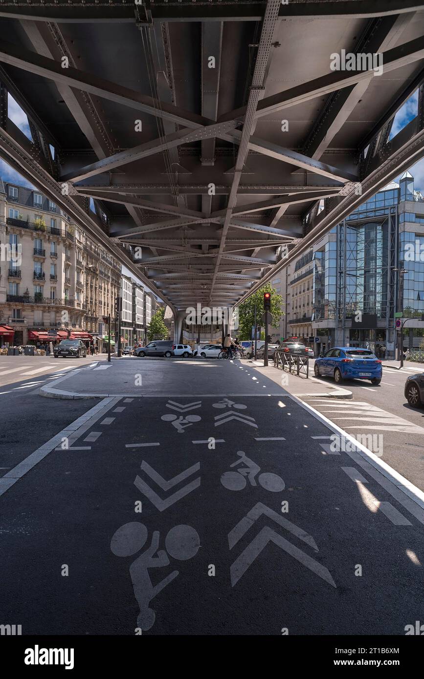 U-Bahn auf der Brücke Pont de Bir Hakeim, kostenlos für Fußgänger, Autos und U-Bahn, Paris, Frankreich Stockfoto