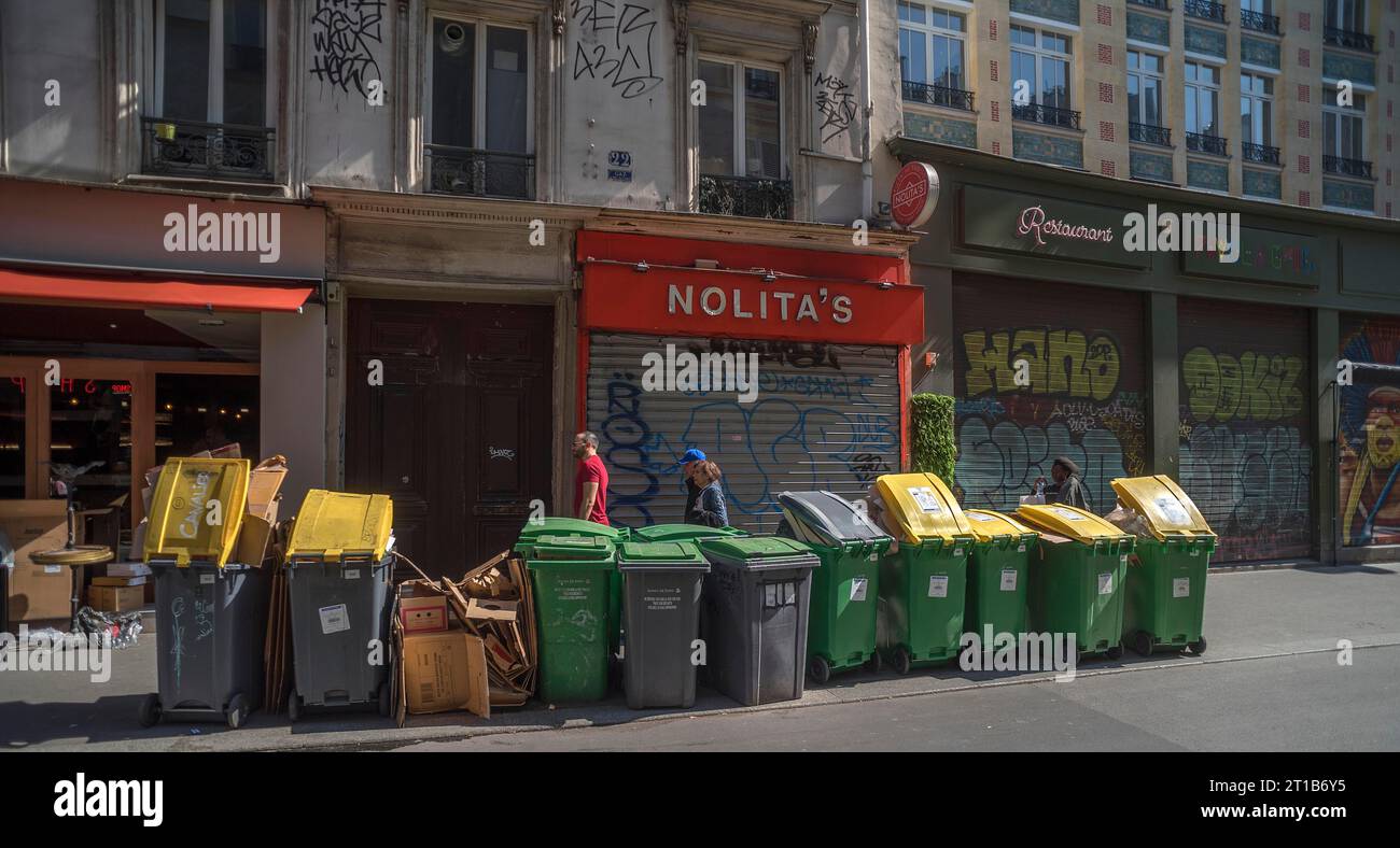 Volle Papierkästen auf der Straße, bereit zur Sammlung, Paris, Frankreich Stockfoto