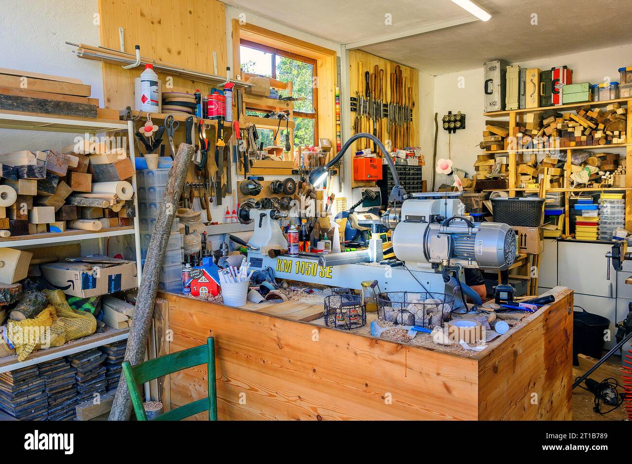 Die Schnitzerwerkstatt im Schwäbischen Freilichtmuseum Illerbeuren, Schwaben, Bayern, Deutschland Stockfoto