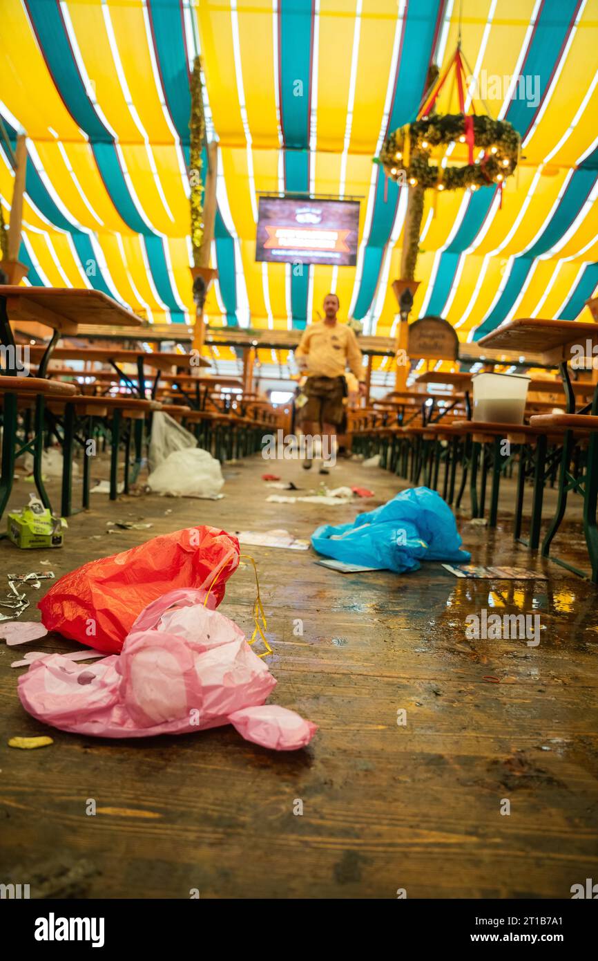 Müll im schmutzigen Festzelt, Canstatter Wasen, Stuttgart, Deutschland Stockfoto