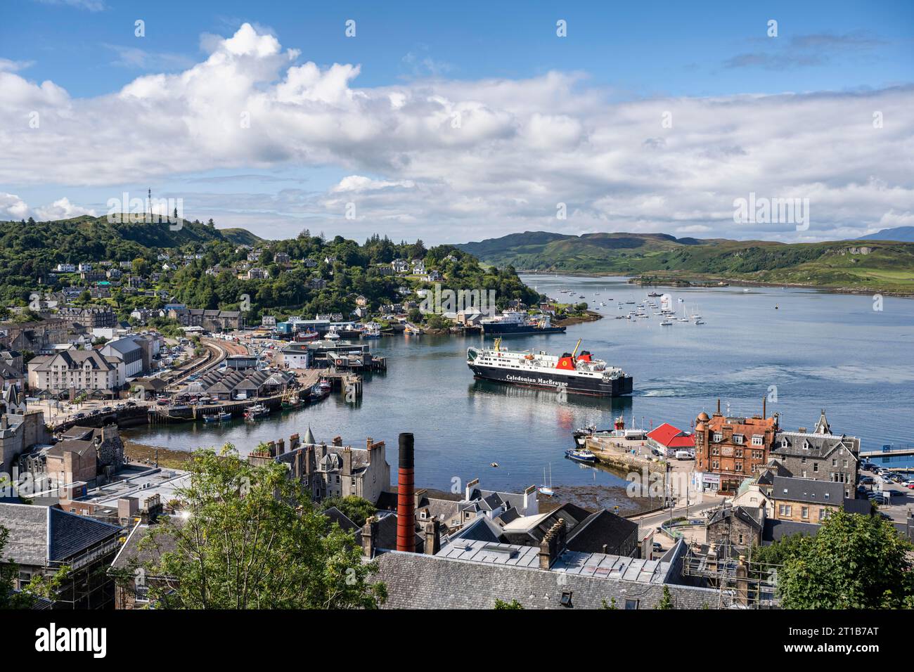 Blick über die Hafenstadt Oban zum Fährhafen mit der Fähre Isle of Lewis, die zwischen Oban und Isle of Barra, Argyll und Bute verkehrt Stockfoto