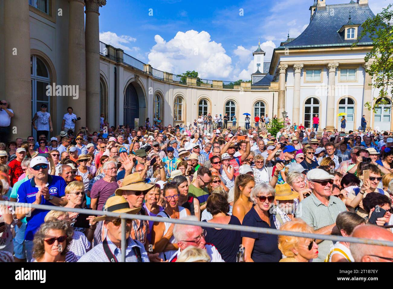 Lustgondeln 1719 wurde in Dresden der 300. Jahrestag der Fürstenhochzeit 1719 mit einer historischen Wasserparade auf der Elbe gefeiert. Stockfoto