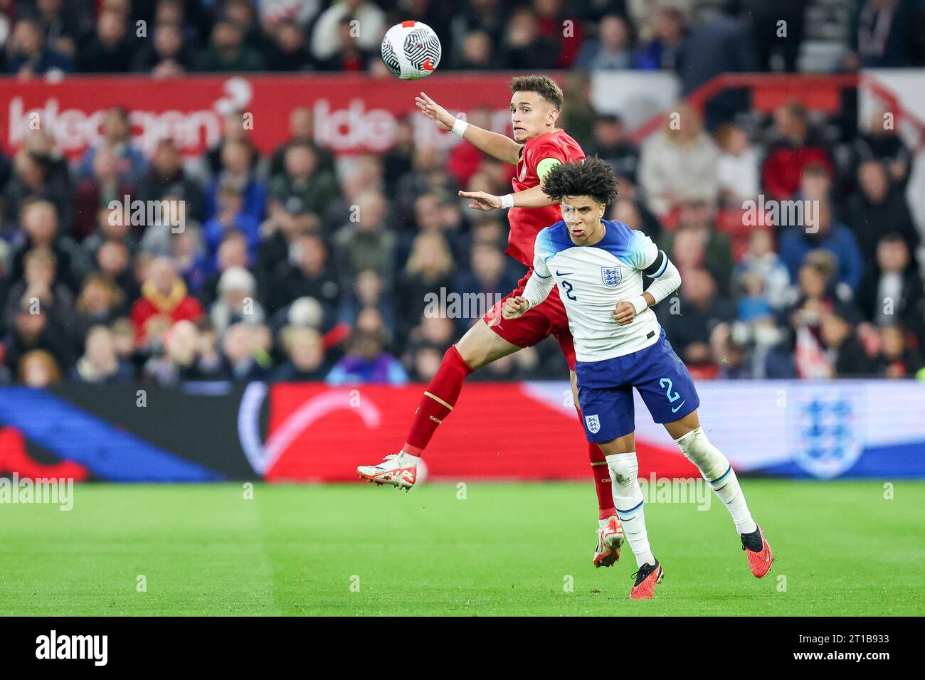 Nottingham, Großbritannien. Oktober 2023. Der serbische S Mitrovic springt beim Qualifikationsspiel zur UEFA U-21 EURO 2025 zwischen England U-21 und Serbien U-21 am 12. Oktober 2023 auf dem City Ground in Nottingham, England. Foto von Stuart Leggett. Nur redaktionelle Verwendung, Lizenz für kommerzielle Nutzung erforderlich. Keine Verwendung bei Wetten, Spielen oder Publikationen eines einzelnen Clubs/einer Liga/eines Spielers. Quelle: UK Sports Pics Ltd/Alamy Live News Stockfoto