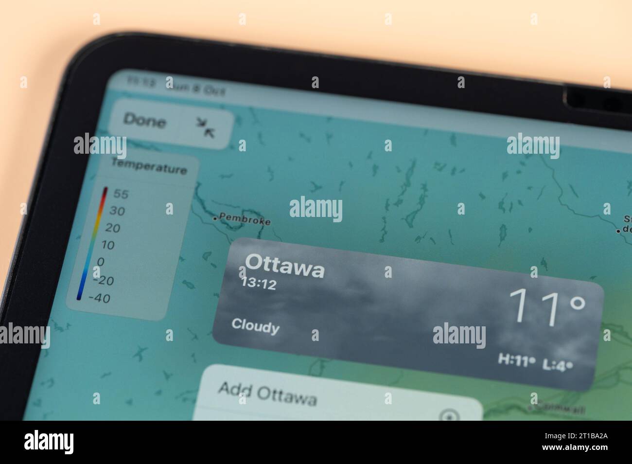 New York, USA – 8. Oktober 2023: Überprüfung der Temperatur in Ottawa City mit der Online-App, dem ipad, dem Tablet-Bildschirm aus nächster Nähe Stockfoto