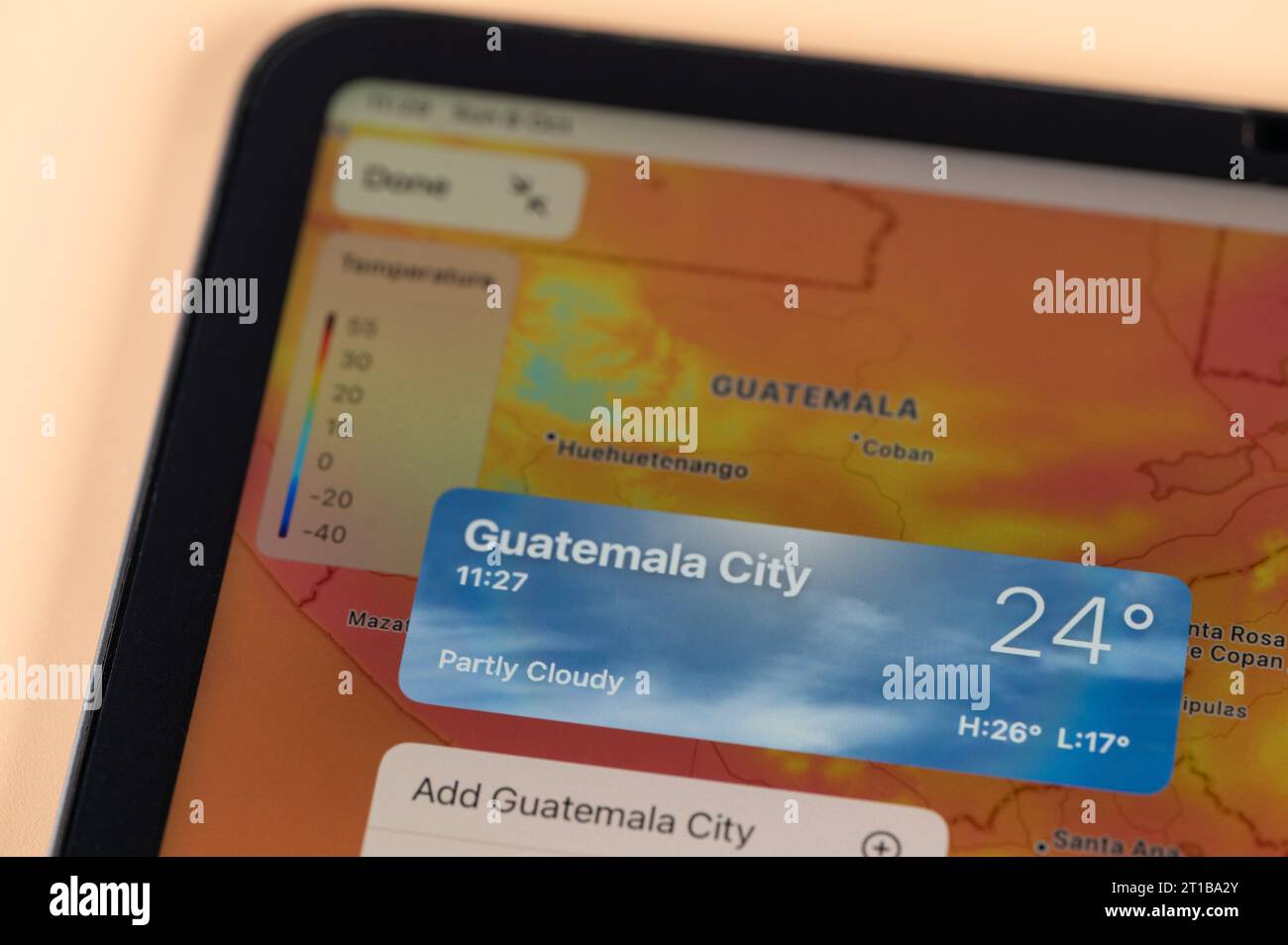 New York, USA - 8. Oktober 2023: Überprüfung der Temperatur in Guatemala City mit Online-App ipad Tablet Bildschirm Nahansicht Stockfoto