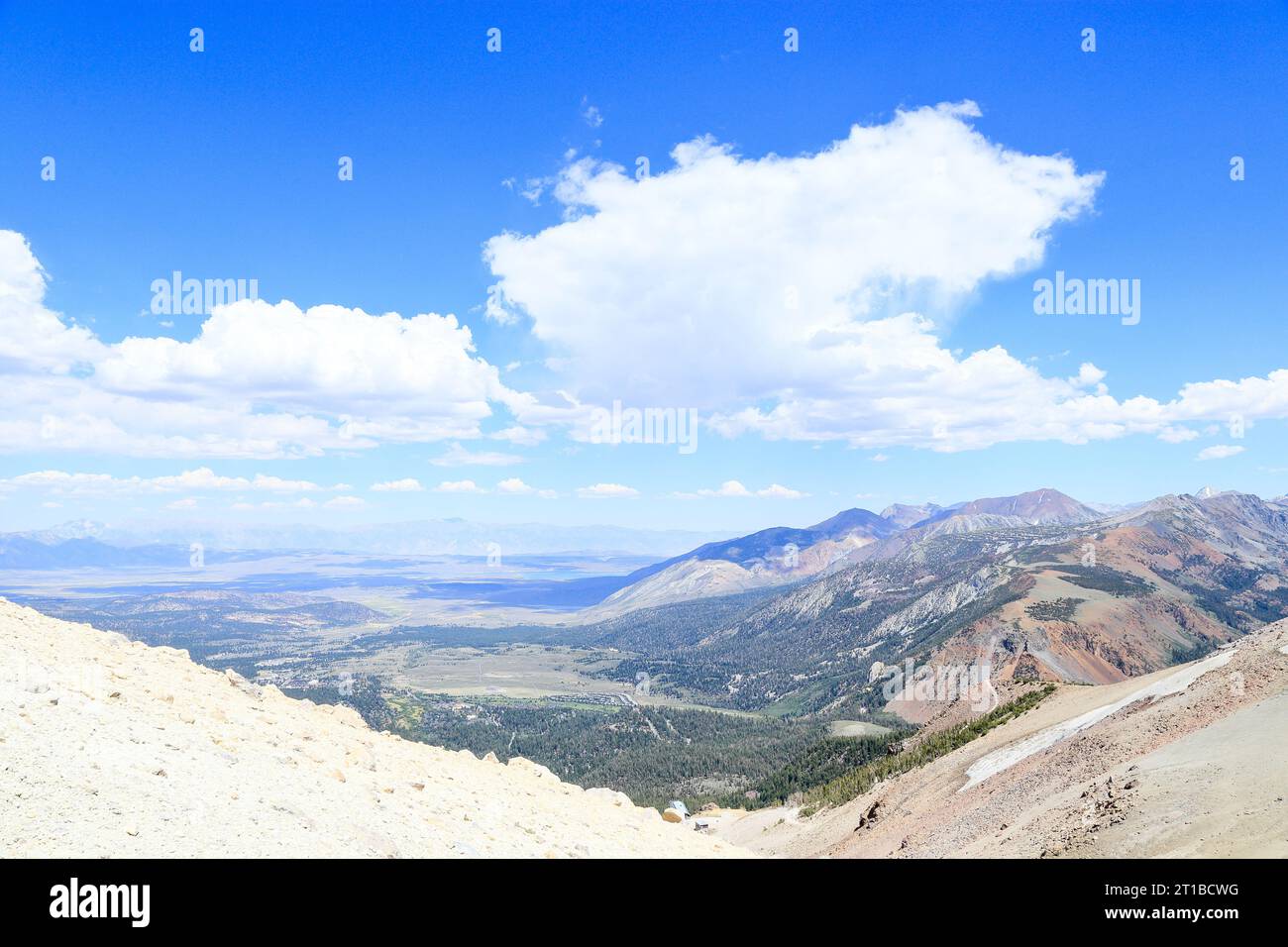 Im Sommer bietet sich eine weite Aussicht vom Gipfel des Mammoth Mountain in Mammoth Lakes, Kalifornien. Stockfoto