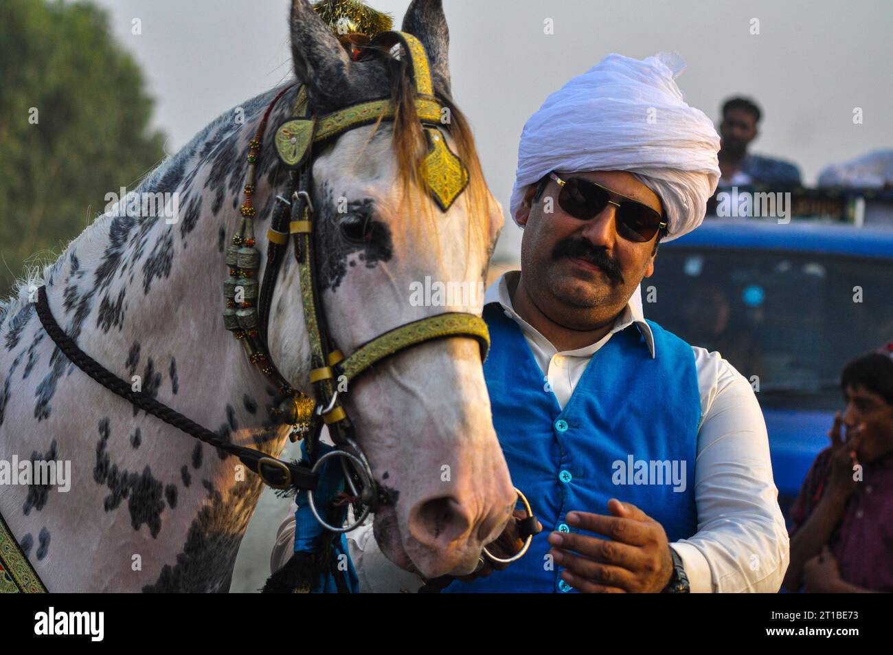 Islamabad, Pakistan. Oktober 2023. Während der jährlichen Messe (Dargah Hazrat Kulababa Sarkar Sharif Urs) im Dorf Mansar im Distrikt Attock, Provinz Punjab, fahren pakistanische Reiter auf einen Kurs, um die Stifte abzuholen. Es wurde angezeigt. Mit Girlanden und farbenfrohen Zaum geschmückt, lassen Turbanreiter ihre Speere auf kleinen Holzblöcken auf dem Pferd nieder, während sie die jahrhundertealte Tradition des Campens in Pakistan praktizieren. (Foto: Raja Imran Bahadar/Pacific Press) Credit: Pacific Press Media Production Corp./Alamy Live News Stockfoto