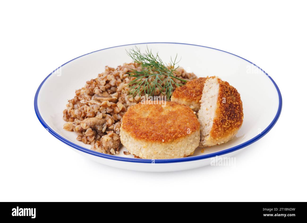 Teller mit leckeren Fleischschnitzeln mit Buchweizen auf weißem Hintergrund Stockfoto