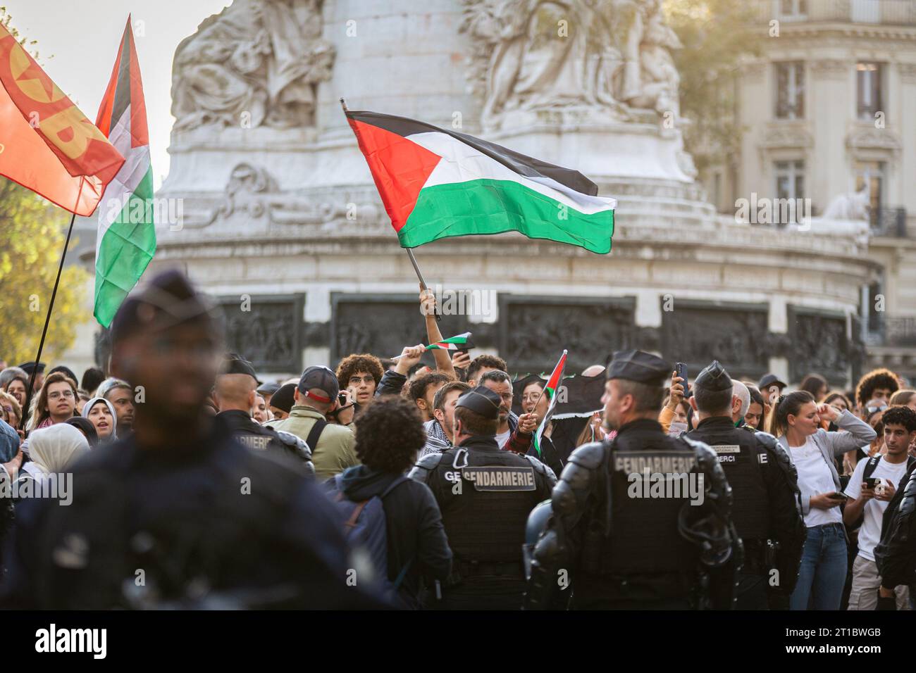 Paris, Frankreich. Oktober 2023. Pro-palästinensische Demonstranten halten während des Protestes am Place de Republique Fahnen. Obwohl der französische Innenminister Gérald Darmanin alle pro-palästinensischen Proteste in Frankreich Verbot, versammelten sich mehrere hundert Menschen auf dem Place de la Republique in Paris, um ihre Unterstützung für Palästina zu demonstrieren. Die Polizei versuchte, den Protest zu stoppen und die Menge mit Tränengas und Wasserwerfern zu zerstreuen. Quelle: SOPA Images Limited/Alamy Live News Stockfoto