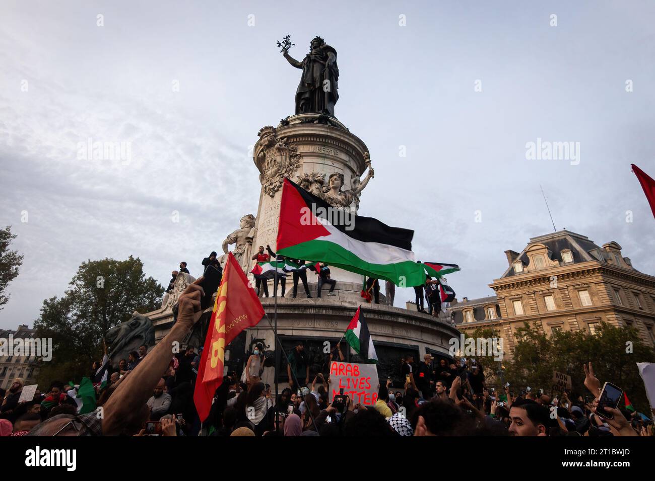 Paris, Frankreich. Oktober 2023. Pro-palästinensische Demonstranten versammeln sich während des Protestes am Place de Republique. Obwohl der französische Innenminister Gérald Darmanin alle pro-palästinensischen Proteste in Frankreich Verbot, versammelten sich mehrere hundert Menschen auf dem Place de la Republique in Paris, um ihre Unterstützung für Palästina zu demonstrieren. Die Polizei versuchte, den Protest zu stoppen und die Menge mit Tränengas und Wasserwerfern zu zerstreuen. Quelle: SOPA Images Limited/Alamy Live News Stockfoto