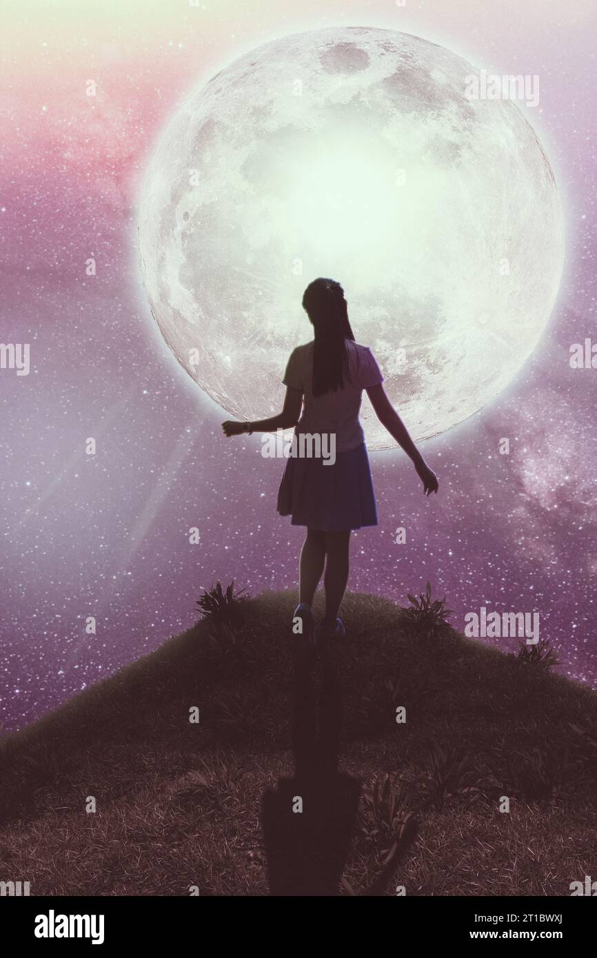 Ein Mädchen, das auf dem Hügel steht und einem aufsteigenden Supermond in Silhoutter-Illustration gegenübersteht Stockfoto