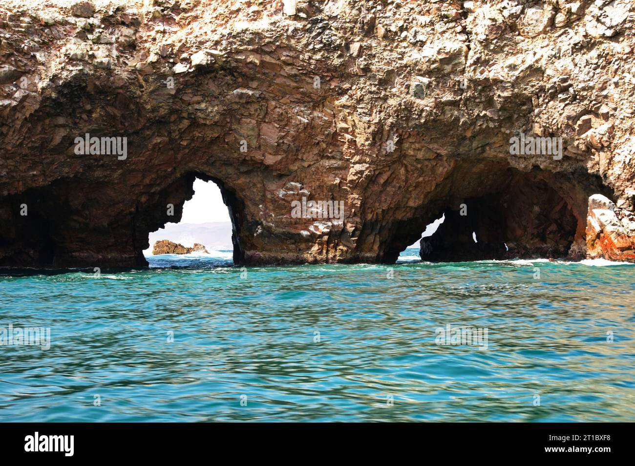 Blick durch das Loch in den Felsen auf Ballestas Insel in Peru Stockfoto