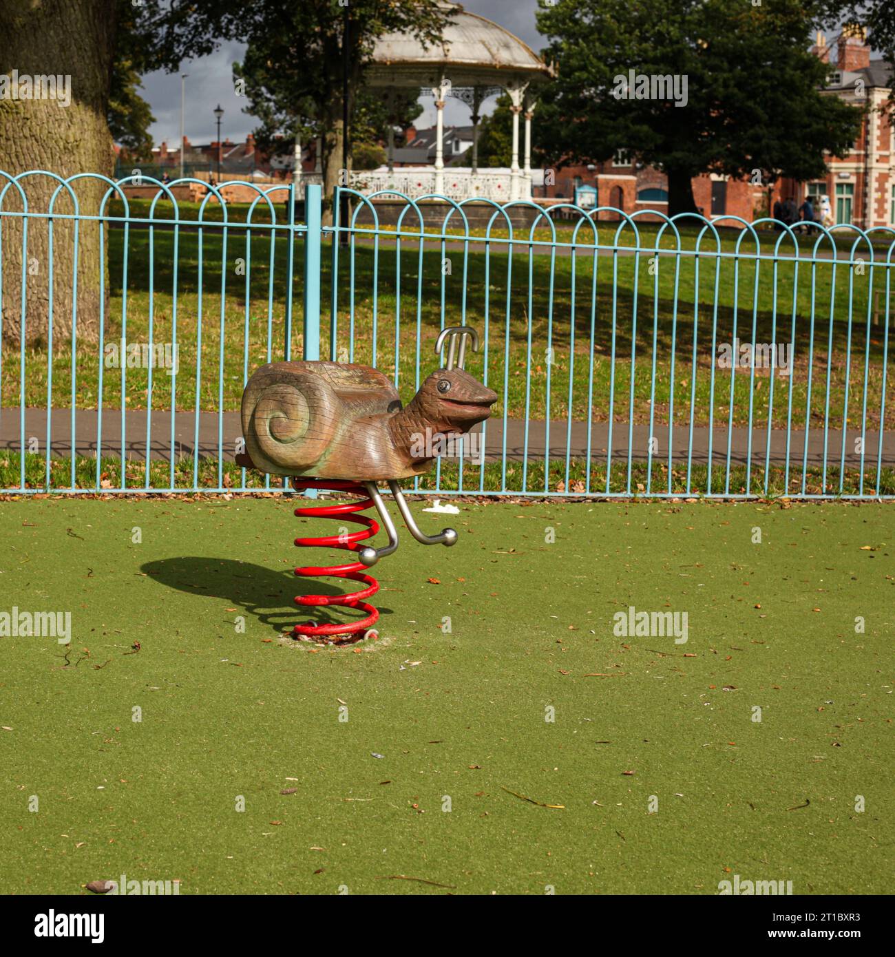 Ein schneckenförmiger Federreiter, der in einem öffentlichen Park installiert ist Stockfoto
