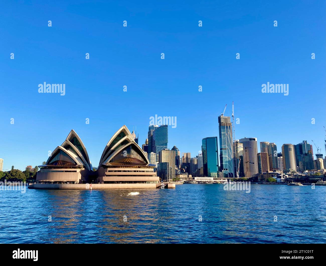 Sydney, Australien. Mai 2022. Das Sydney Opera House. Je nach Perspektive, aus der Sie das Sydney Opera House mit seinen unverwechselbaren Segeldächern betrachten, ändert sich die Silhouette. Das Gebäude in der Nähe der Harbour Bridge gilt als architektonisches Meisterwerk und Wahrzeichen für ganz Australien. Seit 50 Jahren ist es unmöglich, sich den Hafen ohne das Opernhaus vorzustellen. (Zu: „A Lottery Win for Australia“: Sydney's Opera House wird 50 Jahre alt) Credit: Carola Frentzen/dpa/Alamy Live News Stockfoto