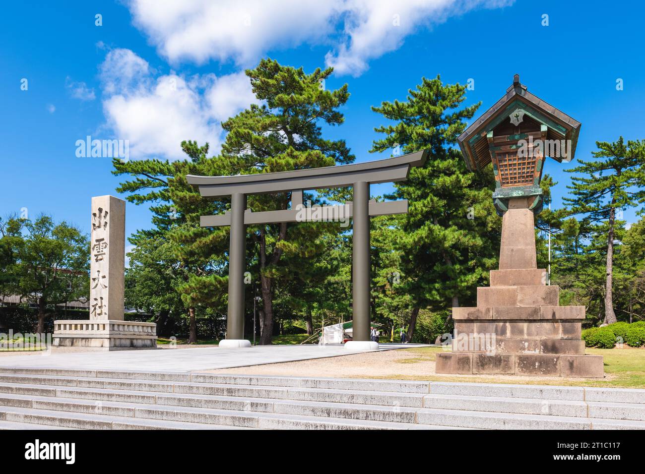 Eingang Torii Tor von Izumo Taisha in Izumo Stadt, Shimane, Japan. Übersetzung: 'Izumo Taisha' Stockfoto