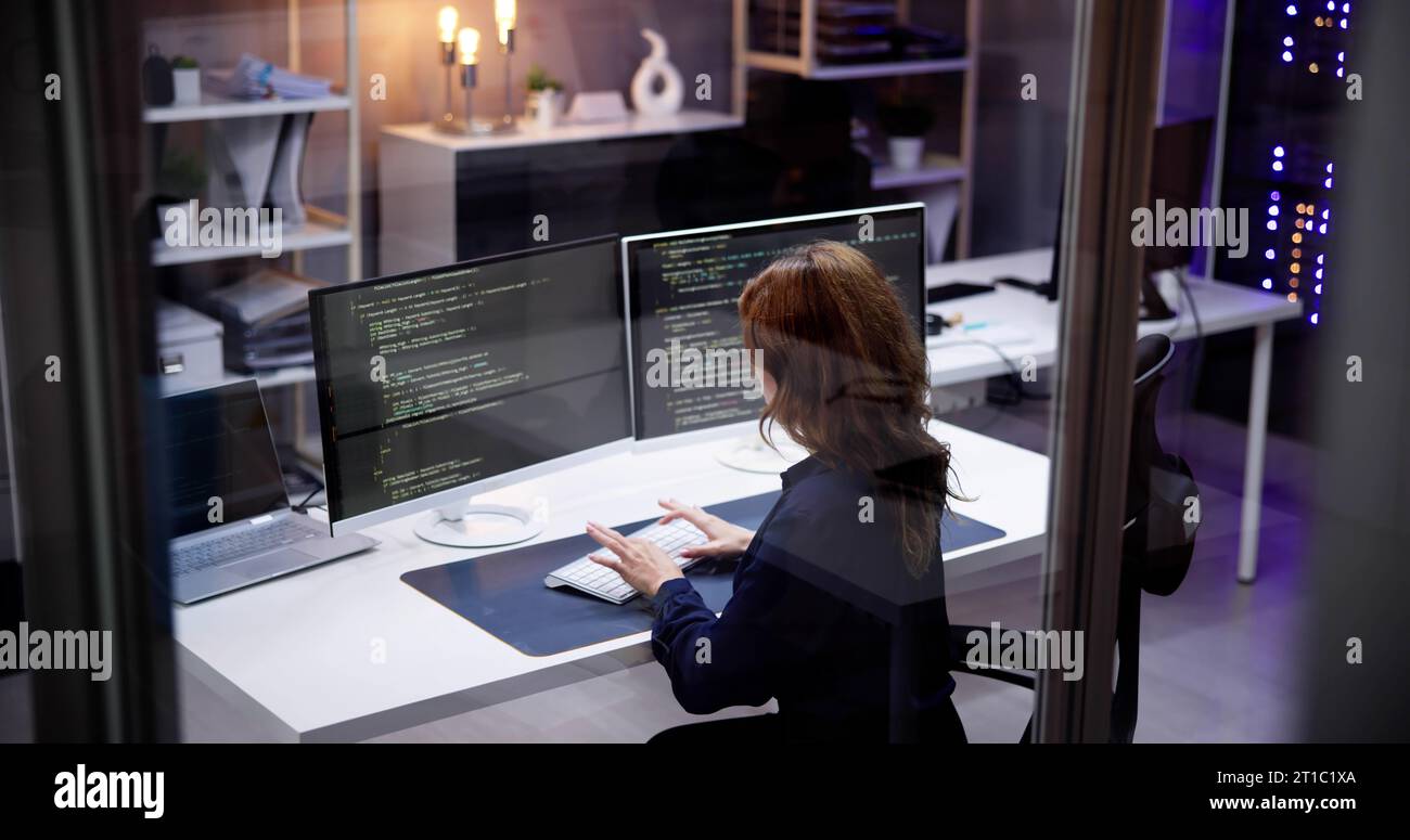 Software-Programmierer Oder Coder Frau Mit Office-Computer Stockfoto