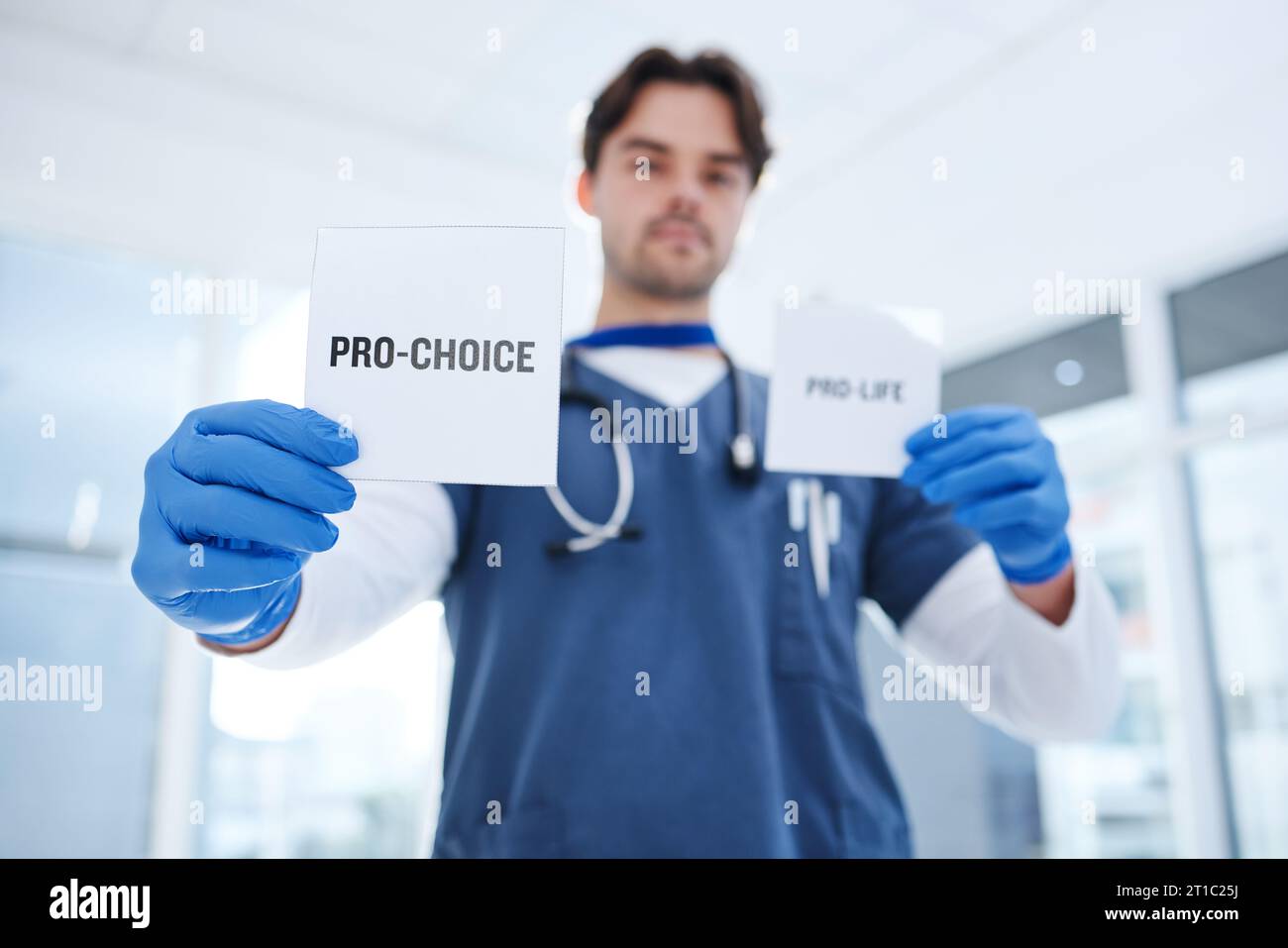 Abtreibung, Wahl und Arzt mit Papier in der Klinik für Menschenrechte auf Schwangerschaft, Gesundheit und Kontrolle des Körpers. Schwester, Entscheidung und Poster mit Stockfoto