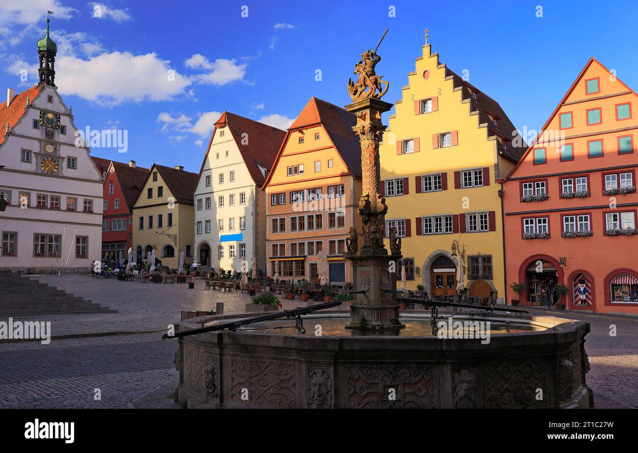 Markplatz mit traditionellen Häusern und Brunnen im Vordergrund, Rothenburg ob der Tauber, Mittelfranken in Bayern, Deutschland Stockfoto