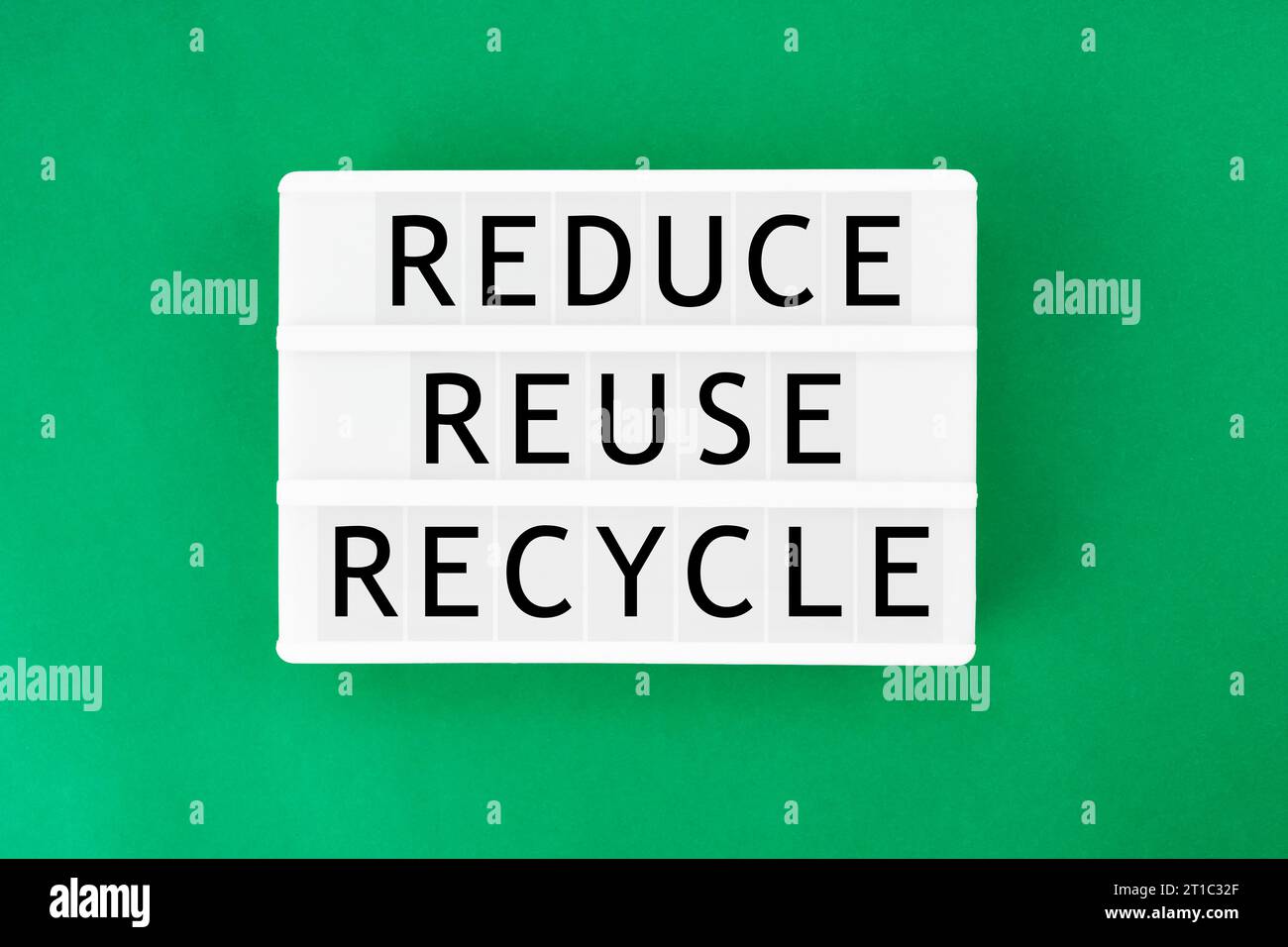 Lightbox mit dem Text „Reuse Recycle reduzieren“ auf grünem Hintergrund. Umweltfreundliche Konzepte. Stockfoto