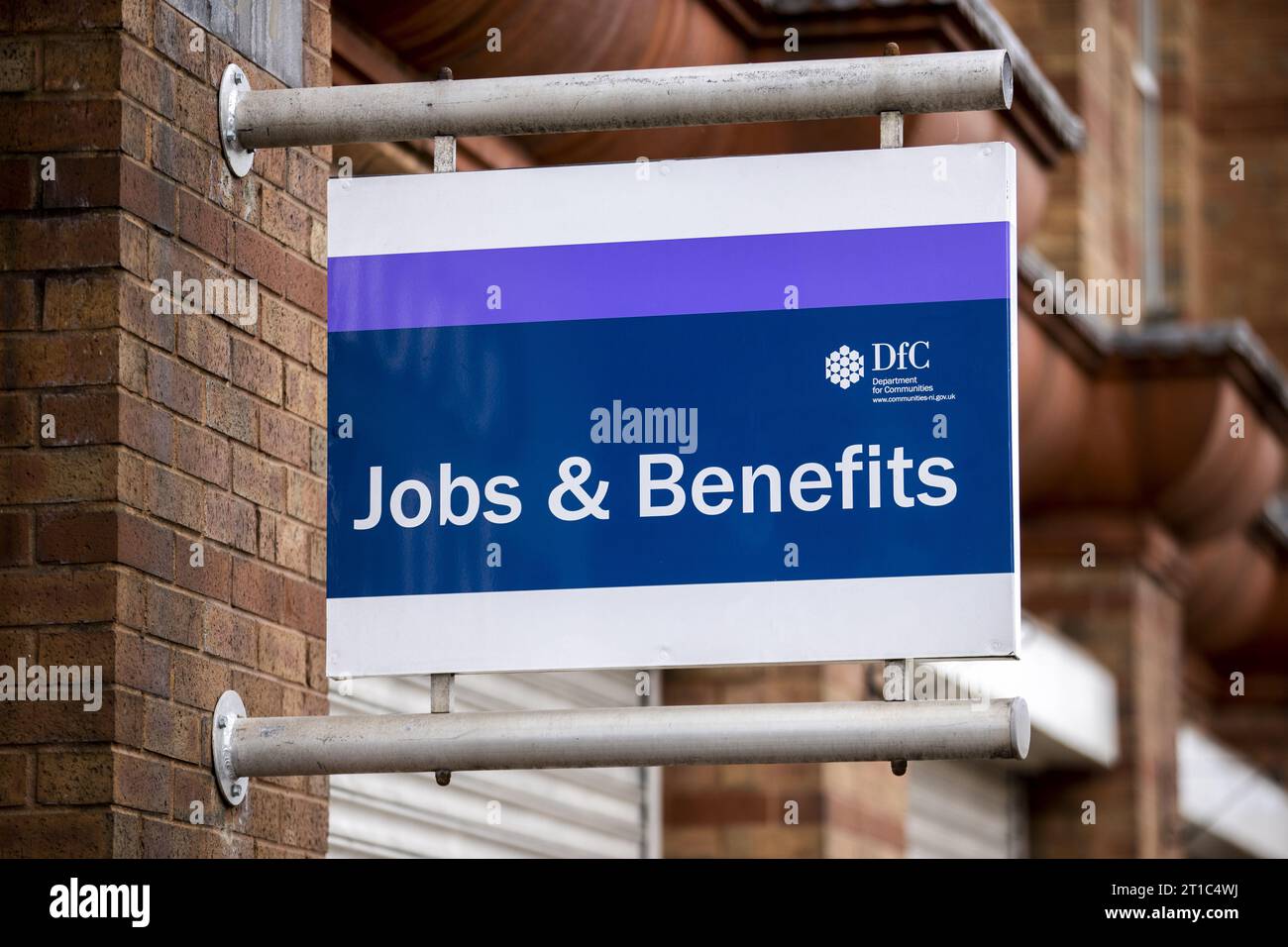 Aktenfoto vom 19./05/2020 eines Schildes im Büro Job & Benefits an der Great Victoria Street in Belfast. Die letzte Phase der Einführung von Universalkrediten (UC) in Nordirland wird nächste Woche für diejenigen beginnen, die Steuergutschriften und keine anderen Vorteile erhalten. Ab Montag werden Migrationsmitteilungen über alle Postleitzahlen an Empfänger von Steuergutschriften für Arbeitszwecke und/oder Kindersteuergutschriften ausgestellt, die keine anderen Leistungen erhalten. Seit September 2017 gibt es in Nordirland Universal Credit, die neue Anträge auf Einkommensstützung, einkommensabhängige Arbeitsuchende, Einkommensbeihilfe, Stockfoto