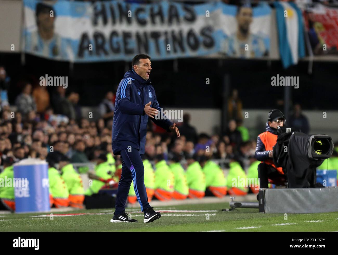 Buenos Aires, Argentinien. Oktober 2023. Der argentinische Cheftrainer Lionel Scaloni reagierte beim Qualifikationsspiel zur FIFA-Weltmeisterschaft Südamerika 2026 zwischen Argentinien und Paraguay am 12. Oktober 2023 in Buenos Aires, Argentinien. Quelle: Martin Zabala/Xinhua/Alamy Live News Stockfoto