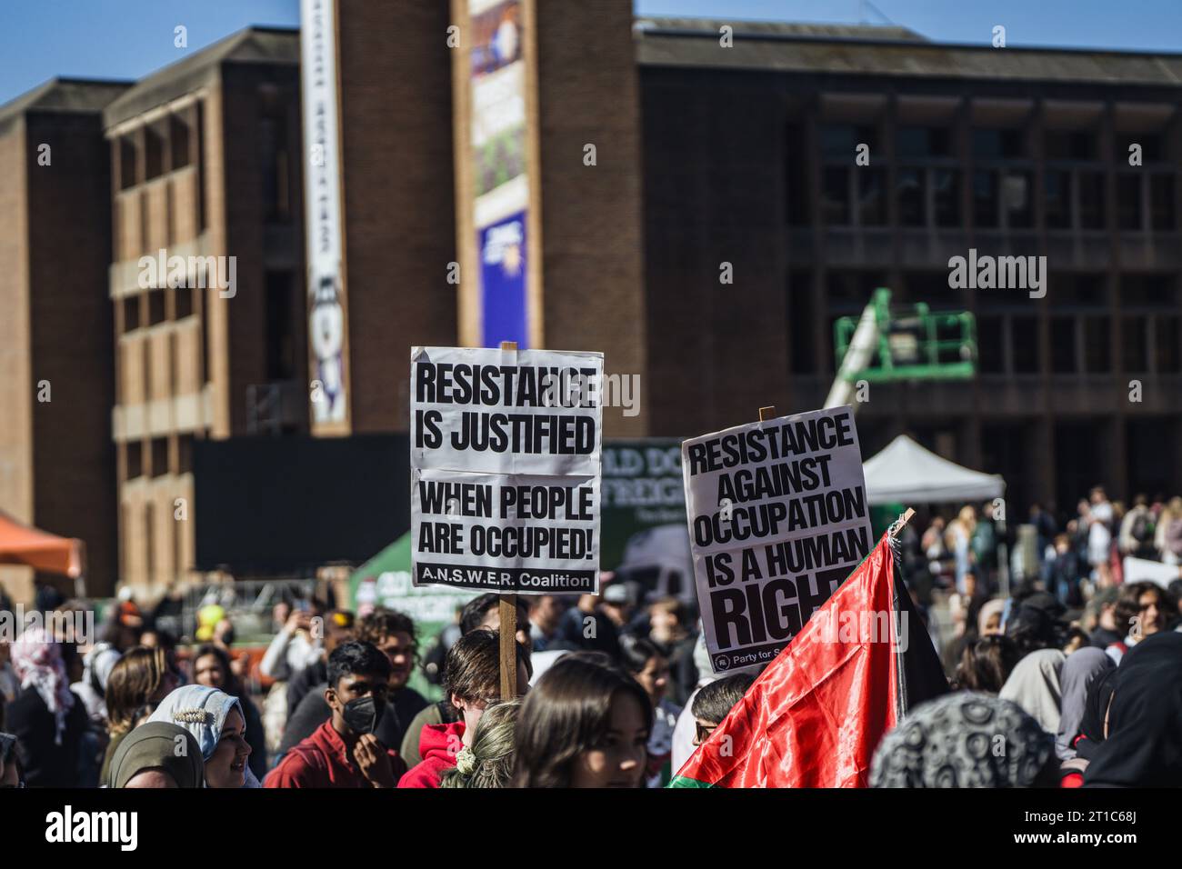 University District, Usa. Oktober 2023. Hunderte Demonstranten von Gegenparteien des Nahost-Konflikts rufen während der Demonstration Slogans wie "Widerstand ist gerechtfertigt". Hunderte von Menschen, die Palästina unterstützen, versammelten sich am Donnerstagnachmittag auf dem Roten Platz der Universität von Washington. Sie jubelten leidenschaftlich einem Sprecher zu, klatschten und spielten gemeinsam Trommeln, um Einheit während eines Protestes namens "Tag des Widerstands für Palästina" zu zeigen. Auch jüdische Studenten auf dem Campus teilten ihre Sorgen und Ängste unter dieser Demonstration ihrer Unterstützung. Stockfoto