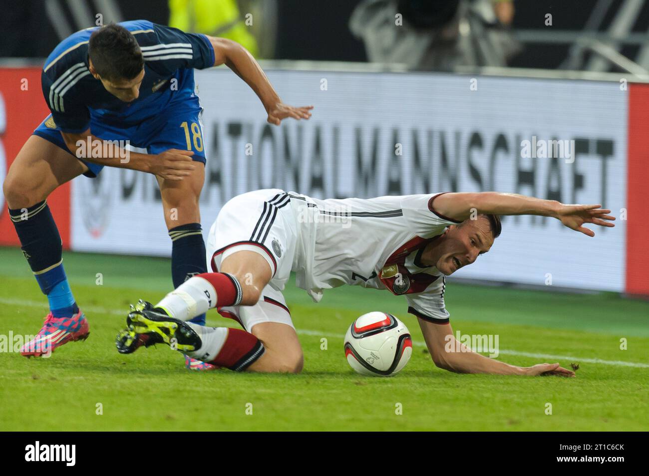 Kevin Grosskreutz Aktion gegen Erik Lamela Fussball Laenderspiel Deutschland - Argentinien in Düsseldorf, Deutschland am 03.09.2014 Fussball Laenderspiel Deutschland - Argentinien 2:4 in Düsseldorf, Deutschland am 03.09.2014 Stockfoto