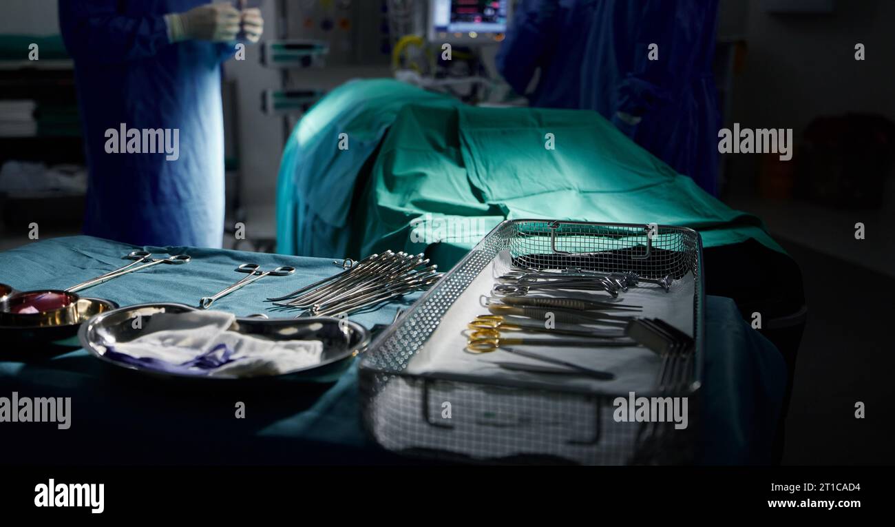 Gesundheitswesen, Medizin und Werkzeuge für die Chirurgie im Theater eines dunklen Krankenhauses für eine Operation oder ein Verfahren. Medizin, Ausrüstung und Notfallbehandlung Stockfoto