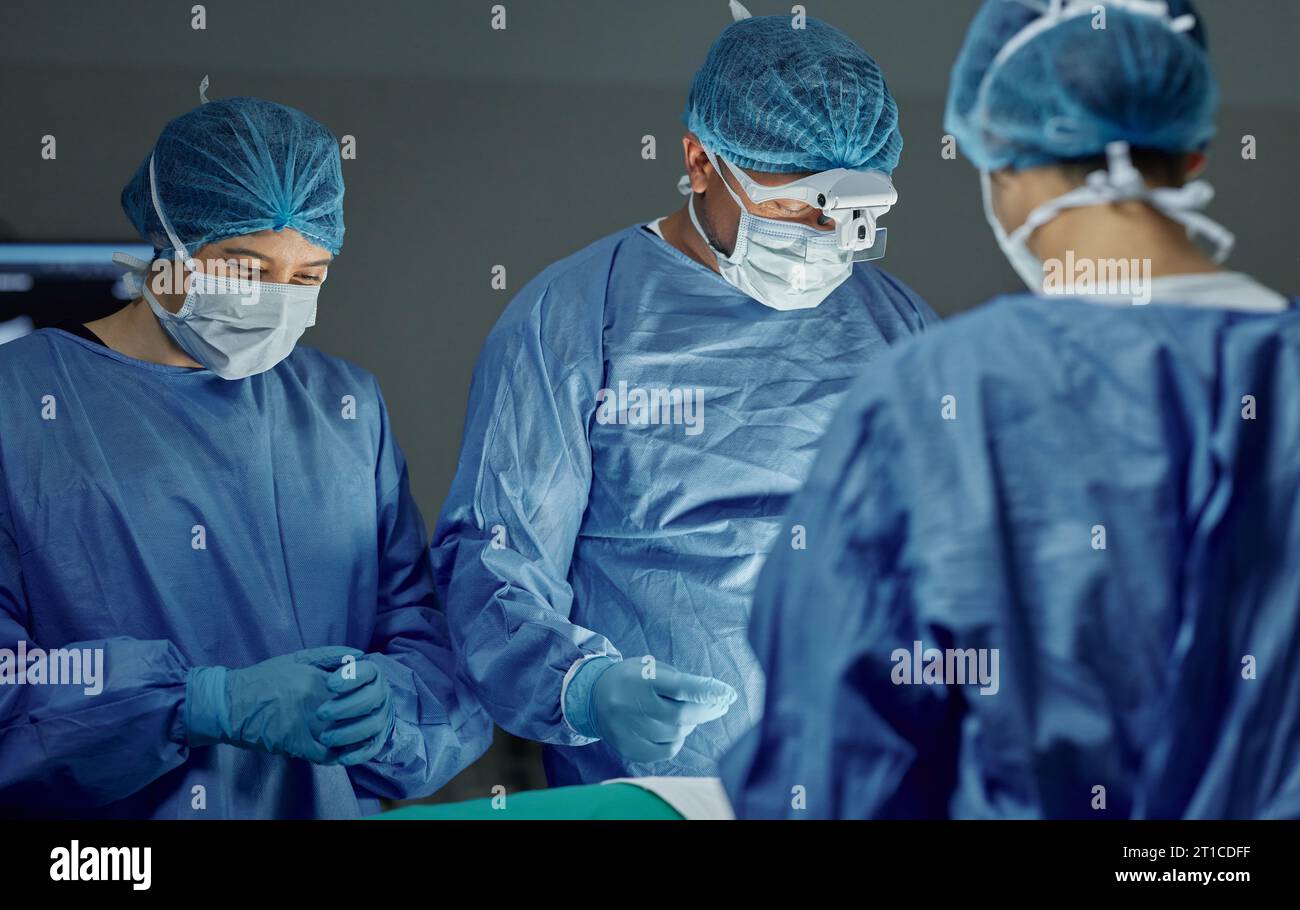 Teamwork, Gesundheitswesen und Ärzte, die an einer Operation zur medizinischen Behandlung im Theatersaal arbeiten. Zusammenarbeit, Karriere und professionelle Chirurgen Stockfoto