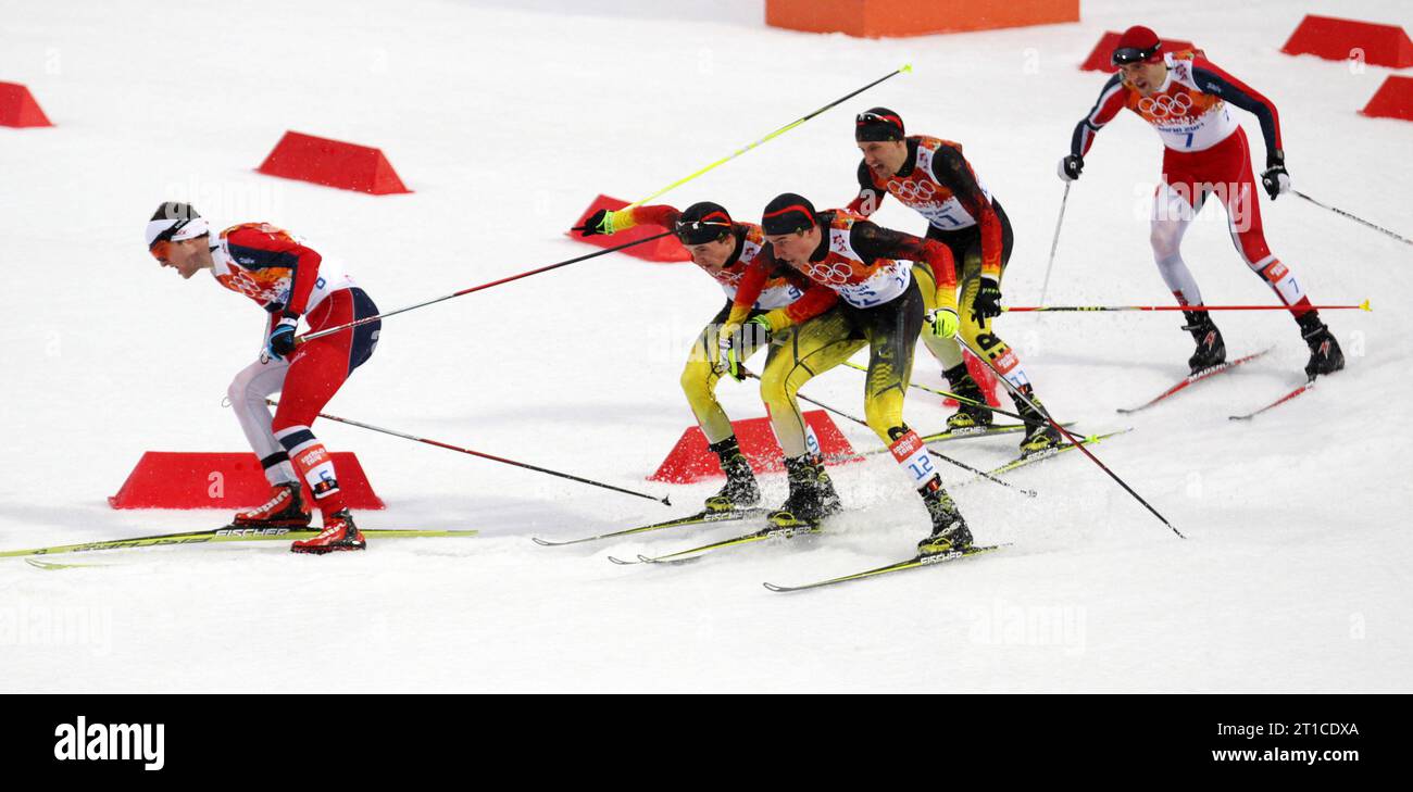 Bjoern KIRCHEISEN, Johannes Rydzek und Fabian RIESSLE gedraenge und Sturz in der letzten Kurve nordische Kombination Large Hill 10 km indivuell XXII. Olympische Winterspiele Sotschi, Russland am 20.02.2014 Stockfoto