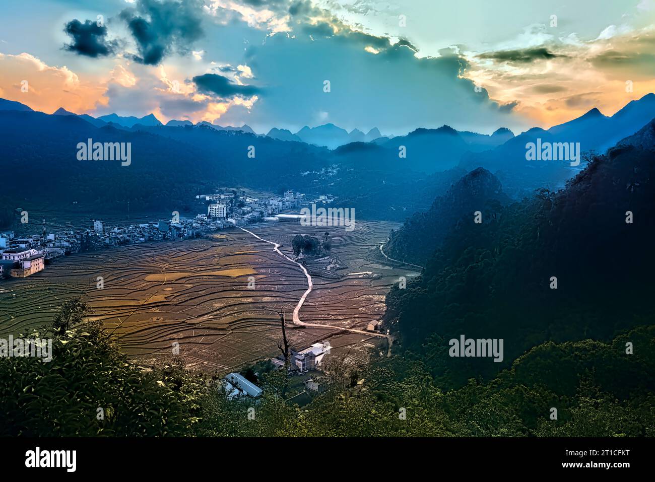 Reisfelder und die Gipfel des Dong Van Karst Plateaus UNESCO Global Geopark, Dong Van, Ha Giang, Vietnam Stockfoto