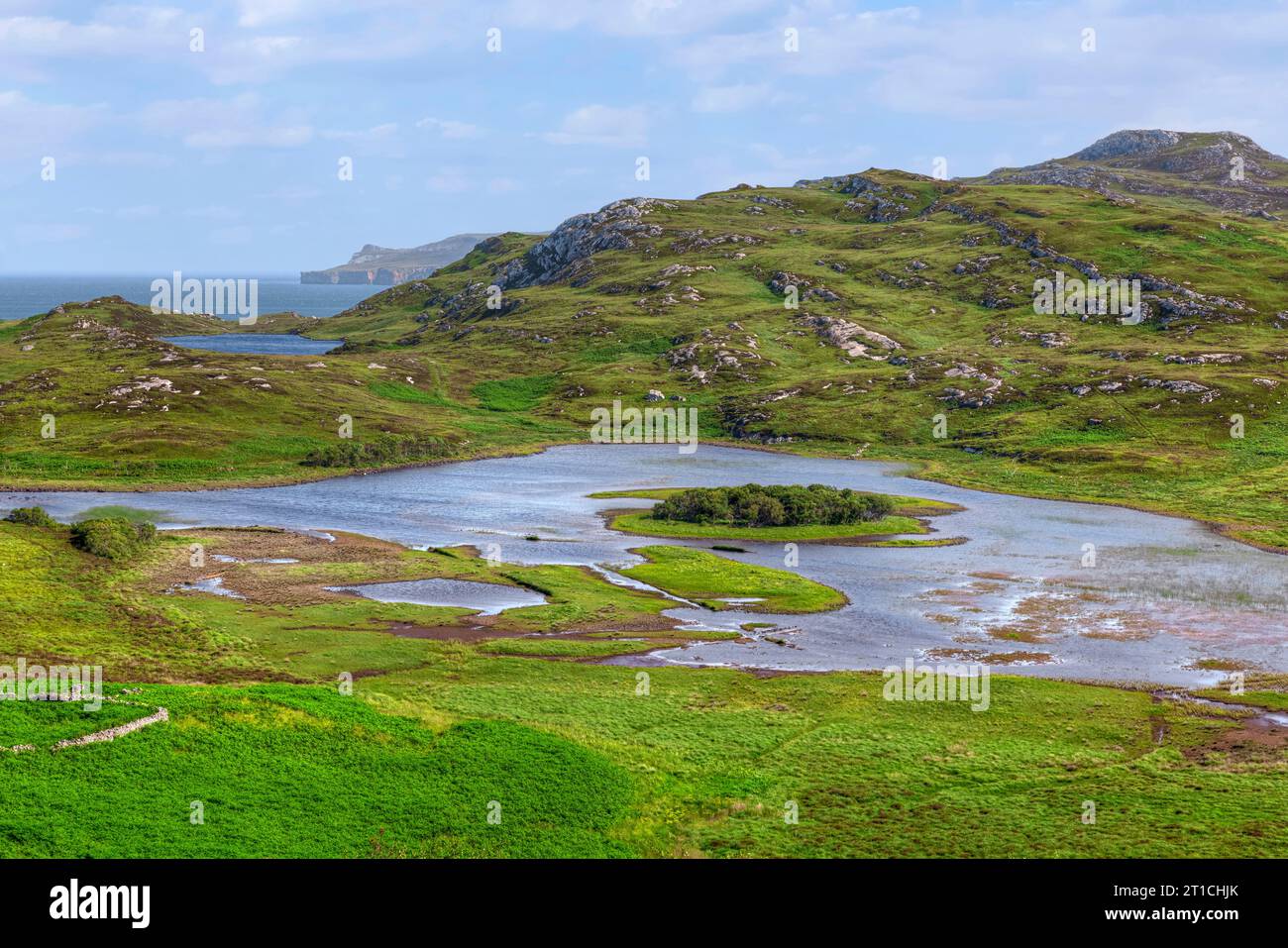 Wunderschöne Landschaft mit Lochs und Meer in der Nähe des Dorfes Heilam, Sutherland, Schottland Stockfoto