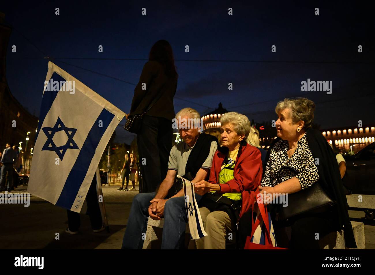 Mailand, Italien am 12. Oktober 2023. Demonstranten halten israelische Nationalflaggen bei einer Demonstration zur Unterstützung Israels, die von der jüdischen Gemeinde Mailand im Zentrum von Mailand, Italien, am 12. Oktober 2023 organisiert wurde. Quelle: Piero Cruciatti/Alamy Live News Stockfoto