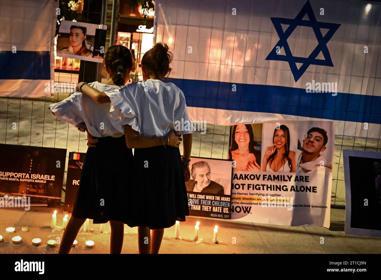 Mailand, Italien am 12. Oktober 2023. Demonstranten versammeln sich vor israelischen Nationalflaggen, um den Opfern bei einer Demonstration zur Unterstützung Israels zu gedenken, die von der jüdischen Gemeinde Mailand am 12. Oktober 2023 im Zentrum von Mailand, Italien, organisiert wurde. Quelle: Piero Cruciatti/Alamy Live News Stockfoto