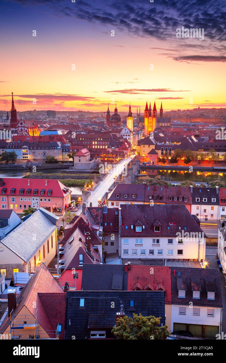 Wurzburg, Deutschland. Luftbild der Stadt Würzburg mit der Alten Mainbrücke über den Main bei schönem Herbstsonnenaufgang. Stockfoto