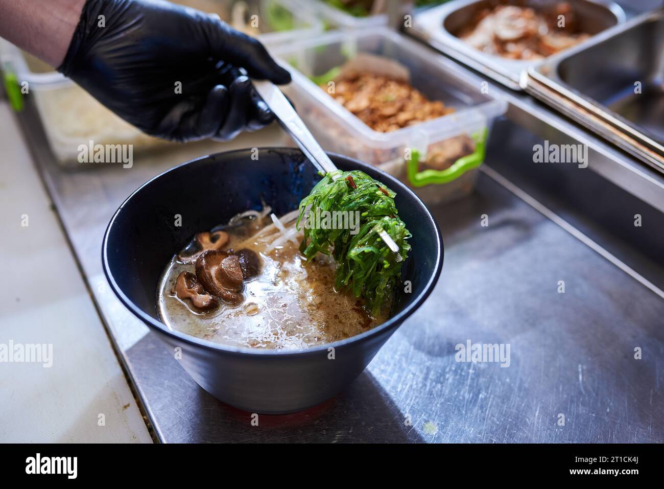 Der Prozess der Herstellung traditioneller japanischer Suppen-Ramen Stockfoto