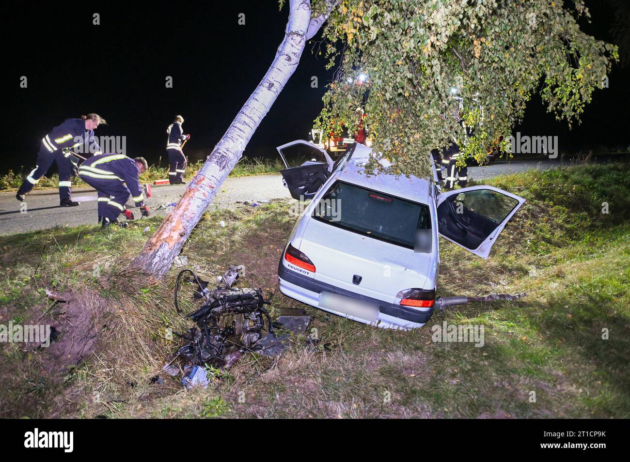 Mockrehna - Motor bei Unfall aus Auto gerissen: Eine Schwerstverletzte, zwei verletzte Kinder 11.10.2023 gegen 17,30 Uhr Mockrehna OT Audenhain, S20 genauer Unfallort: https://maps.app.goo.gl/dXMuRhgfVy8Pqpxb6 Fotograf: EHL Media/Sven Kunze im Bild: Ein stark beschädigtes Auto nach einem frontalen Unfall mit einem Baum. Das Unfallwrack muss abgeschleppt werden. Bei einem schweren Unfall am Mittwochnachmittag auf der S20 im Landkreis Nordsachsen sind nach Angaben der Polizei drei Menschen schwer verletzt worden, darunter zwei Kinder. Die Fahrerin eines Peugeot kam von der Straße ab und kollid Stockfoto