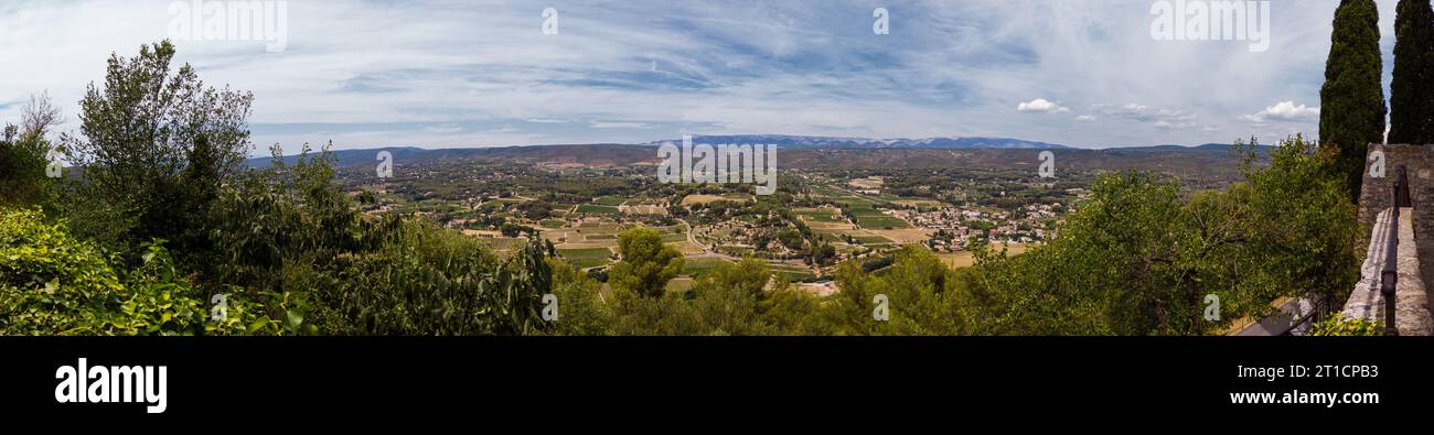 Panoramablick von Le Castellet im Var mit Bäumen, Himmel und natürlicher Umgebung im Sommer Stockfoto