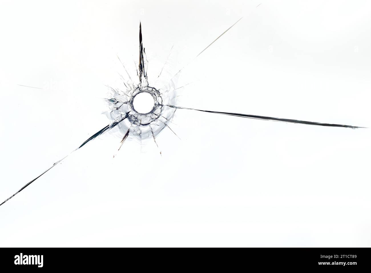 Kugelloch im Glas, Nahaufnahme auf weißem Hintergrund. Stockfoto