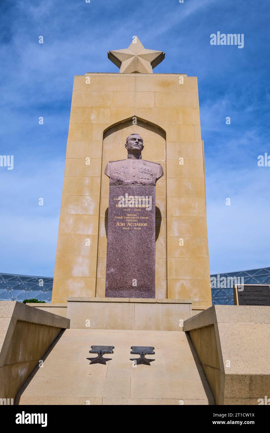 Blick auf die Statue, Grabstein von Hazi Aslanov, dem einzigen Aserbaidschaner, der ein zweimaliger Held der Sowjetunion wurde. Errichtet 1949. In Baku, Aserbaidschan Stockfoto