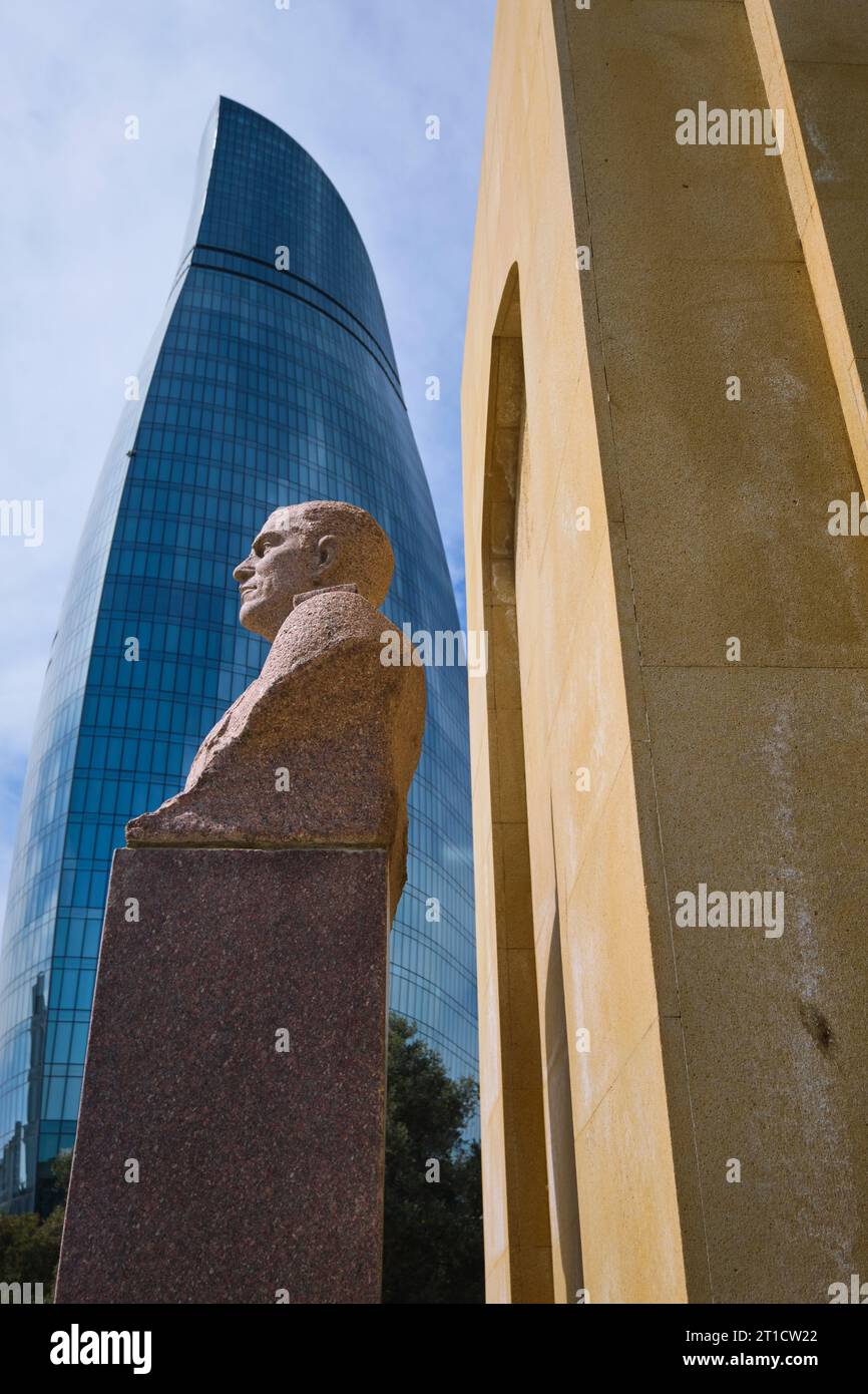 Profilansicht der Statue, Grabstein von Hazi Aslanov, dem einzigen Aserbaidschaner, der ein zweimaliger Held der Sowjetunion wurde. Errichtet 1949. Eine Flamme an Stockfoto