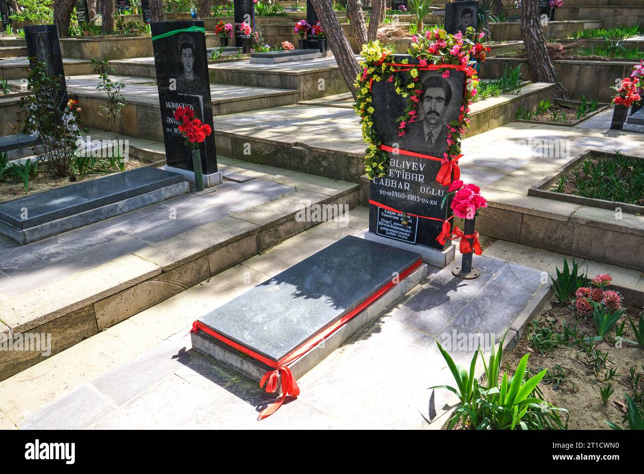 Verschiedene schwarze Granitgrabmarker mit eingeätzten Bildern der toten Kämpfer. Auf dem Militärfriedhof und der Gedenkstätte im Hochland Park in Baku, Aserbaidschan. Stockfoto