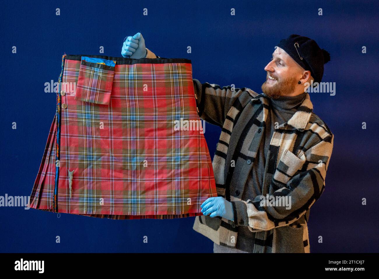 Der Grand Marshall (McLean of Duart) Kilt, der von Sir Billy Connolly bei der Tartan Day Parade 2019 in New York getragen wurde, wurde von Assistant Curator James Wylie in die Tartan-Ausstellung eingebaut, als Teil einer Aktualisierung der People's Tartan-Sammlung im V and A Dundee. Bilddatum: Donnerstag, 12. Oktober 2023. Stockfoto