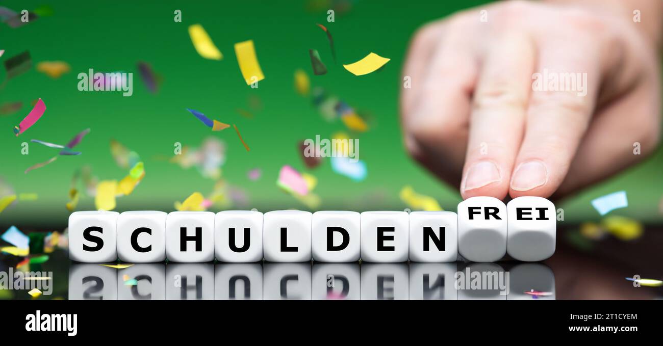 Würfel bilden den deutschen Ausdruck Schuldenfrei. Stockfoto