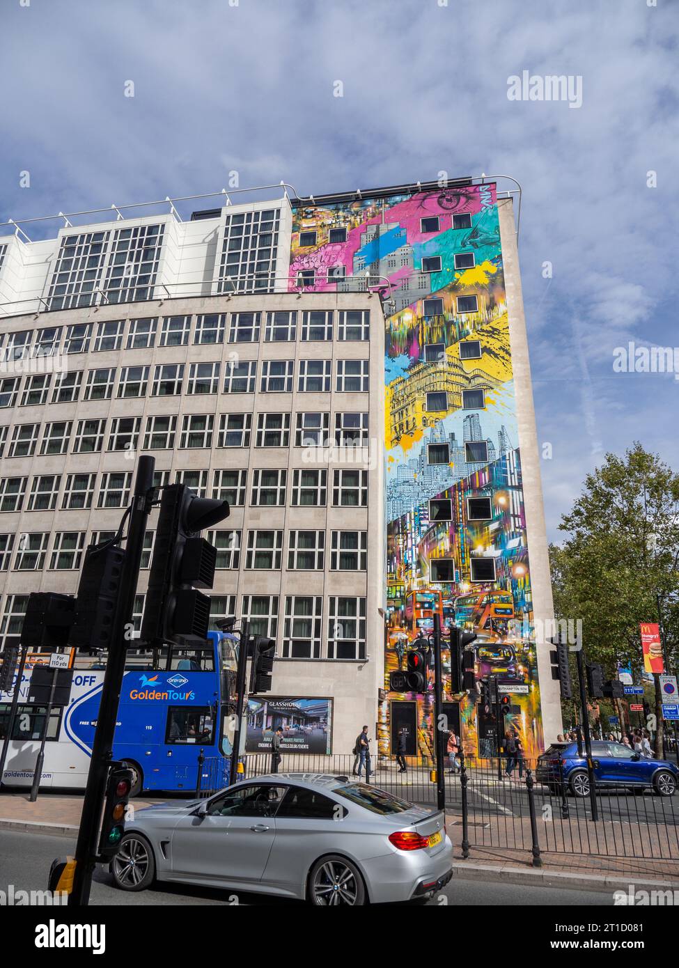 Großes Wandgemälde des Straßenkünstlers Dan Kitchener, das die Wand des NYX Hotels London, Holborn, London, UK, schmückt Stockfoto